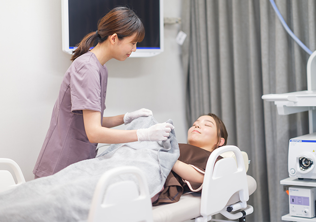 眠っている患者とスタッフの写真