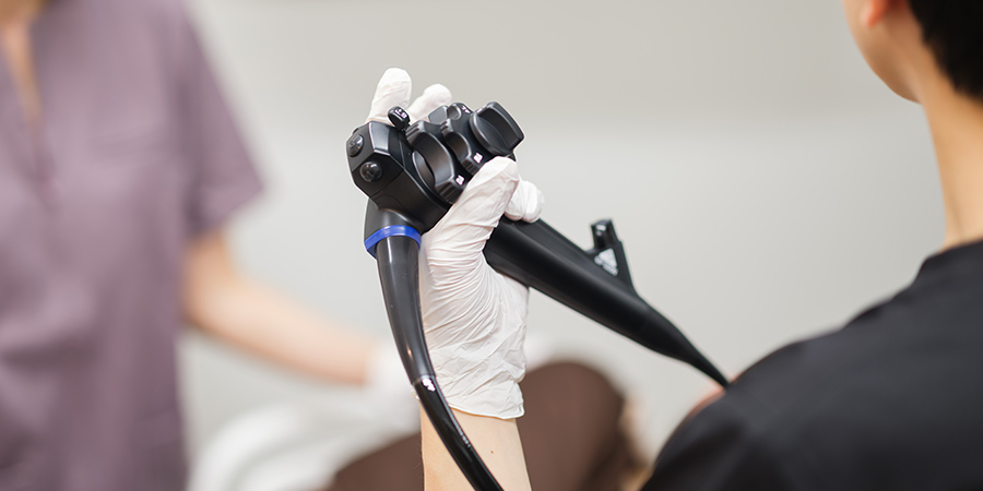 胃カメラ検査を行っている院長の手元の写真